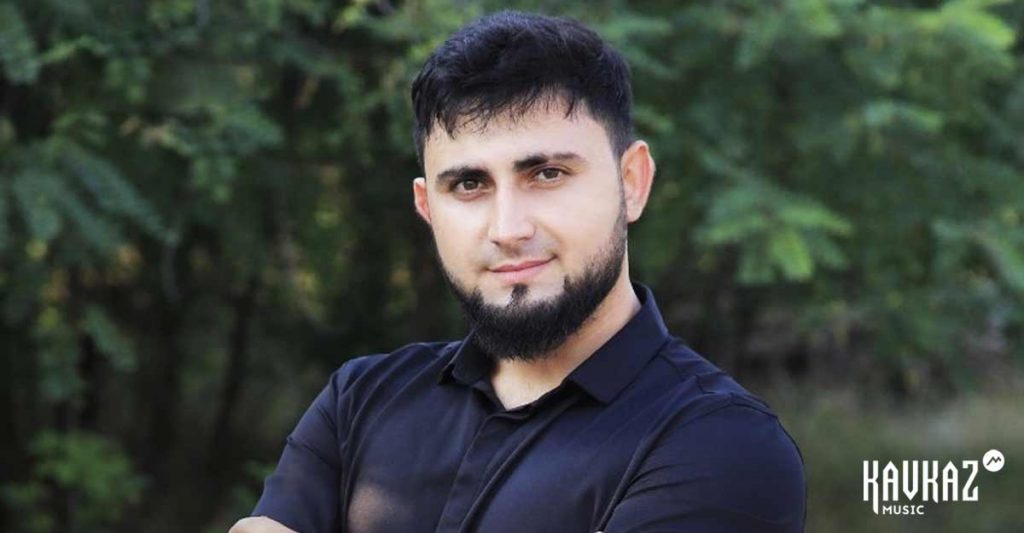 Исполнитель из Чеченской Республики Ислам Актулаев представил релиз первого сольного альбома «Безаман йоза» («Строки любви»)